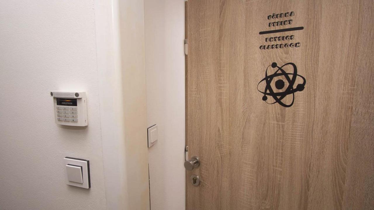 School Apartment - Your Unique Place In Prague By Metro Vysehrad Номер фото
